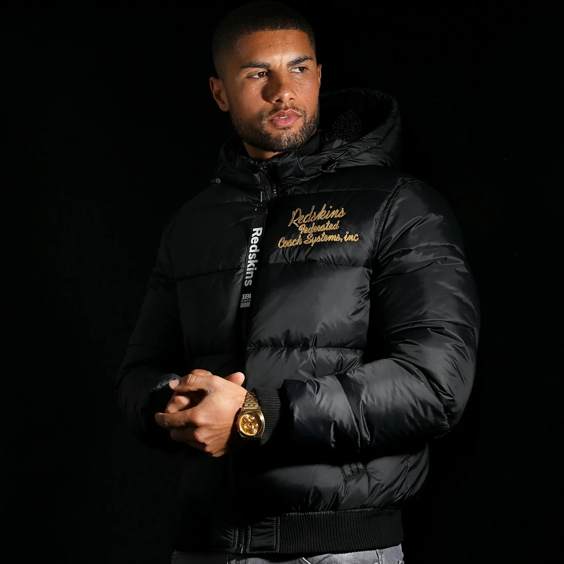 Remise 🔥 Doudoune Capuche Wallas Ford Noir Doré de Redskins 🤩 9 Remise 🔥 Doudoune Capuche Wallas Ford Noir Doré de Redskins 🤩 – Image 7