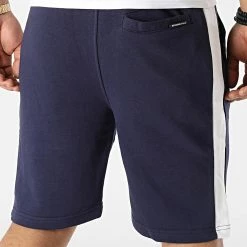 Acheter ⌛ Short Jogging A Bandes Saks Poster Bleu Marine de Redskins 🧨 8 Acheter ⌛ Short Jogging A Bandes Saks Poster Bleu Marine de Redskins 🧨 -Redskins Soldes redskins 321500 SAKS POSTER NAVY WHITE 20220608T141921 04