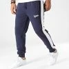 De gros ✔️ Pantalon Jogging A Bandes Bennett Poster Bleu Marine de Redskins 😀 1 De gros ✔️ Pantalon Jogging A Bandes Bennett Poster Bleu Marine de Redskins 😀 -Redskins Soldes redskins 330356 BENNETT POSTER NAVY WHITE 20220802T155305 01
