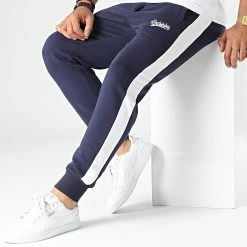 De gros ✔️ Pantalon Jogging A Bandes Bennett Poster Bleu Marine de Redskins 😀 8 De gros ✔️ Pantalon Jogging A Bandes Bennett Poster Bleu Marine de Redskins 😀 -Redskins Soldes redskins 330356 BENNETT POSTER NAVY WHITE 20220802T155308 03